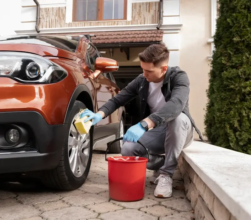 Lavage auto à domicile La Rabatelière : professionnel intervenant sur un véhicule
